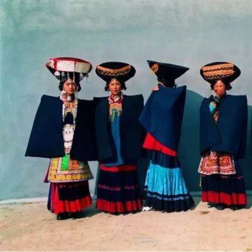 碧昂絲采樣中國(guó)大涼山彝族傳統(tǒng)服飾